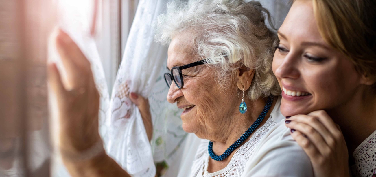 Betreuerin und Seniorin, 24h-Pflege in Kaarst